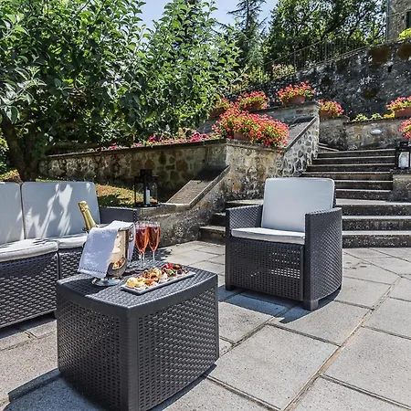 Villa Sleeps 4 *