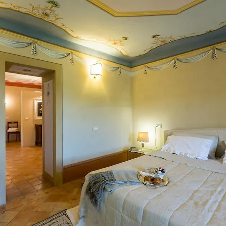 Villa Sleeps 4 *