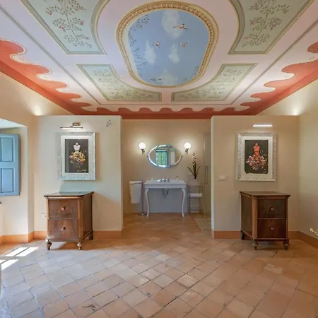 Villa Sleeps 4 *